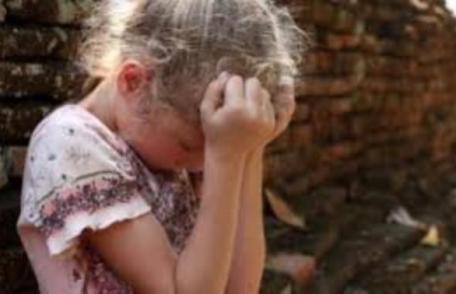 Șocant! Fetiță de 8 ani abuzată de un bărbat de 59 de ani. Agresorul și mama copilei, reţinuți de Poliţie! 