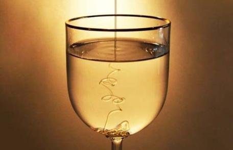 Ce beneficii are apa cu miere. Află cum se prepară băutura