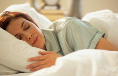 Nu mai dormi pe partea dreapta! Uite de ce trebuie să dormi pe partea stângă