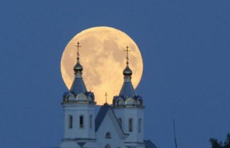 Super Luna: imagini spectaculoase cu fenomenul astronomic. În 2015 vom mai vedea de două ori Luna la perigeu