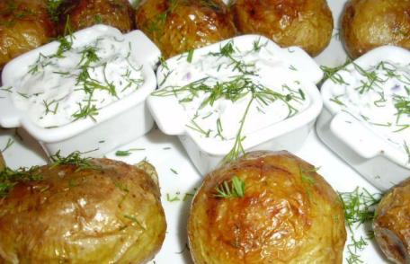 Cartofi copți cu sos de iaurt