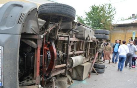 Cascadorie în intersecție! Camionetă spulberată de un BMW