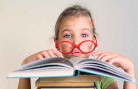 Cum ne dăm seama că un copil are nevoie de ochelari
