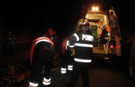 O persoană rănită după ce un autoturism a intrat într-un cap de pod