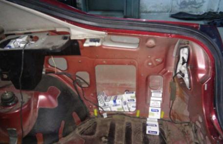 Aproximativ 4.000 de țigarete de contrabandă ascunse într-un autoturism - FOTO