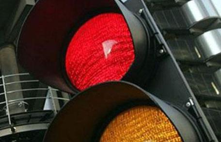 A ignorat culoarea roșie a semaforului și a lovit un om pe trecerea de pietoni