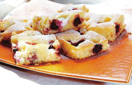 Prăjitură cu prune și pere