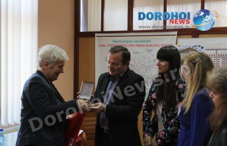 Oaspeţii şcolii gimnaziale Al. I. Cuza Dorohoi în vizită la primărie - FOTO