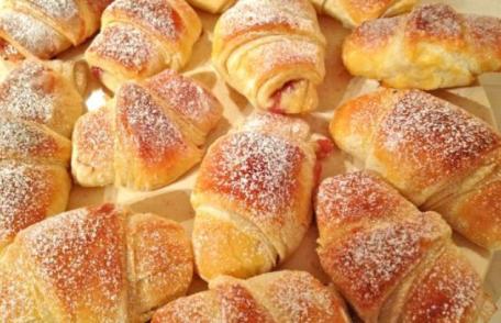 Cornulețe pufoase cu gem