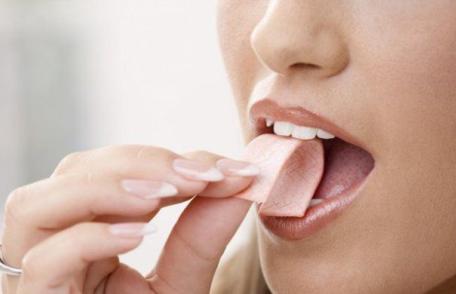 Pericolul neştiut. Ingrediente din guma de mestecat care cauzează cancer