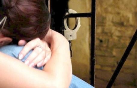 Femeie cercetată în stare de arest, pentru tentativă de tâlhărie