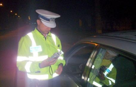 Cercetat după ce a fost depistat de polițiști circulând beat pe drumurile publice