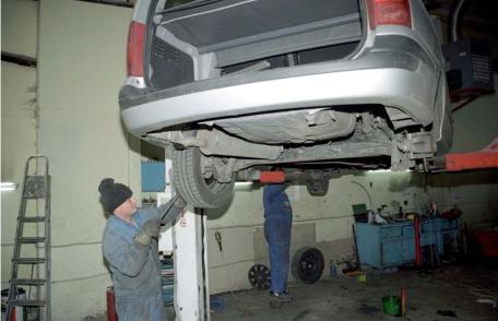 Service-urile auto, obligate sa permita clientilor sa asiste la reparatii