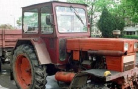  A pornit liniștit la plimbare cu tractorul prin Broscăuți, fără a deține permis de conducere