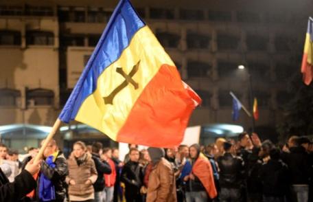 Peste o mie de botoșăneni au iesit pe străzile orașului - „Tinerii mor pe trotuare iar voi faceți catedrale” - FOTO