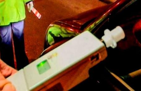 Aflat în stare de ebrietate a pornit cu mașina la plimbare și a ajuns într-un stâlp de electricitate