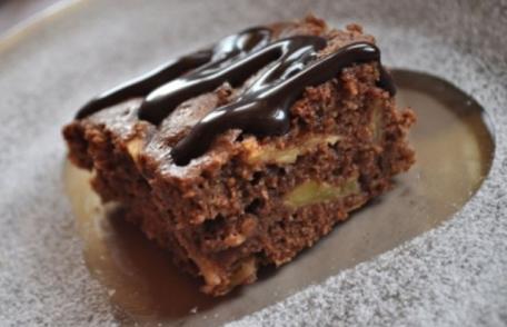 Prăjitură cu mere și glazură de cacao