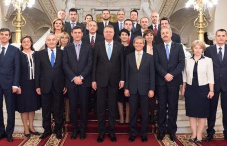 Guvernul Cioloş a depus jurământul. Iohannis: Vă felicit pentru curaj! E o şansă pentru România