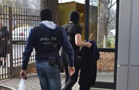 Surpriză la descinderile DIICOT! Doi agenţi din cadrul Poliţiei de Frontieră, au fost reținuți. Anchetatorii au descoperit şi o armă!