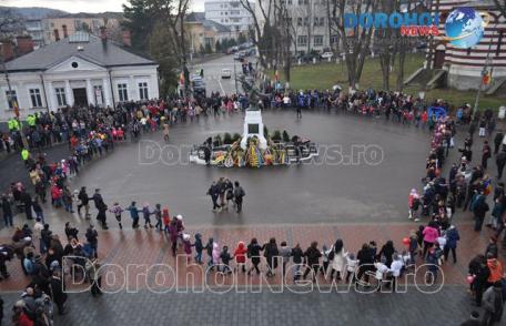 1 Decembrie sărbătorit la Dorohoi cu muzică autentică, depunere de coroane, horă și mâncare ostășească - VIDEO/FOTO