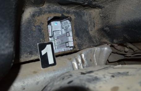 Peste 4.000 de ţigarete ascunse în lonjeroanele unui autoturism descoperite de poliţiştii de frontieră! - FOTO