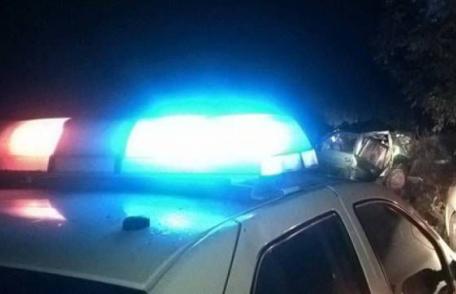 Tânăr rănit grav după ce mașina în care se afla ca pasager, s-a izbit de mai mulţi copaci