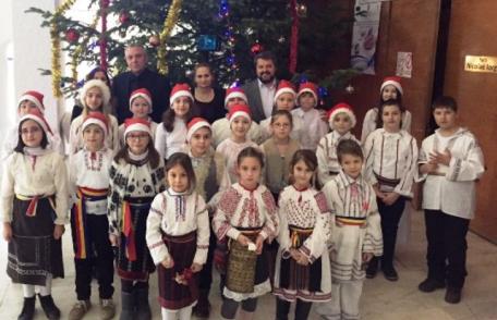 Primii colindători au sosit la Palatul Administrativ. Le-au urat de sărbătoare celor de la Prefectură și Consiliul Județean Botoșani - FOTO