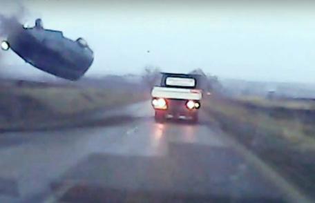 Șocant! Patru persoane au văzut moartea cu ochii. Imagini incredibile surprinse pe drumul Botoșani – Dorohoi - VIDEO