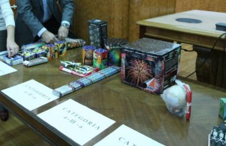 Articole pirotehnice interzise, găsite la locuinţele a doi tineri