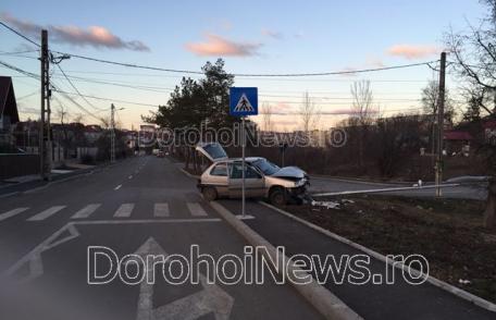 ACCIDENT! Două mașini distruse și un stâlp dărâmat pe strada Nicolae Titulescu din Dorohoi - FOTO