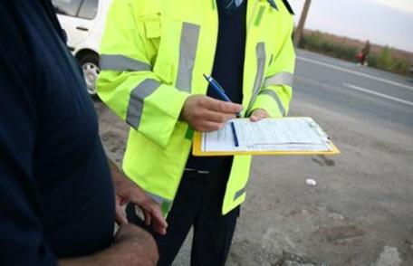 Cu toate că avea permisul de conducere suspendat s-a urcat la volanul maşinii