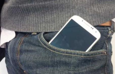 Pericole la care te expui dacă ţii telefonul în buzunar