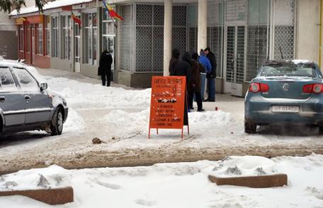 Primim la redacţie - „Primăria a concesionat parcarea din faţa Blocului Turn?”