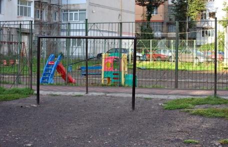 Primim la redacţie - Apăraţi-ne de mingi ! - FOTO