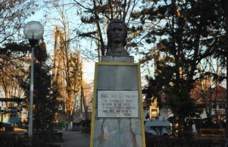 Primim la redacţie - Statuia lui Eminescu din Dorohoi, atacată cu ouă - FOTO