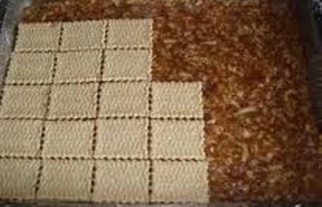 Prăjitură de biscuiți cu mere și zahăr ars