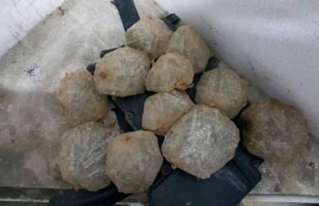 1.294 fiole cu substanţe dopante, descoperite de poliţiştii de frontieră în motorul unui autoturism - FOTO