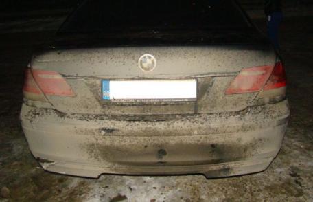 Ţigări de contrabandă ascunse în roata de rezervă şi sub podelele portbagajelor unor autovehicule - FOTO