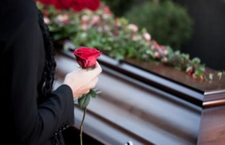 Noua lege a serviciilor funerare: Nu mai este permis priveghiul acasă! Ce se mai schimbă