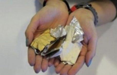 Toți fumătorii o rup și o aruncă. La ce folosește, de fapt, folia din pachetul de țigări