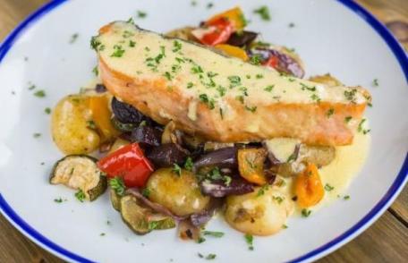 Peşte la cuptor cu legume şi sos de vin alb