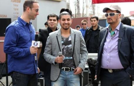 Povestea fabuloasă a cântăreților din tramvaiul de la Geneva. Unul dintre cei care cântă e tatăl unui manelist celebru