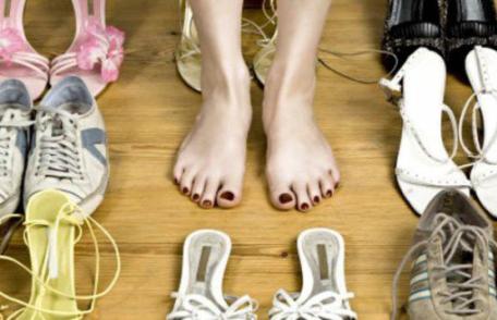 Pantofii miros după ce îi porți? Iată cel mai simplu mod de a scăpa definitiv de această problemă