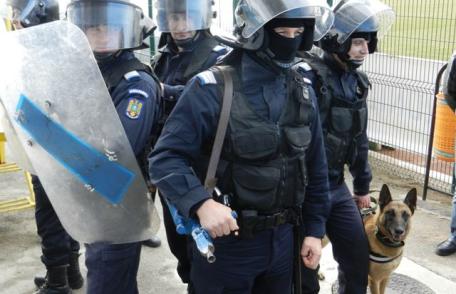 Activitate practică a jandarmilor pe Stadionul municipal Botoşani - FOTO