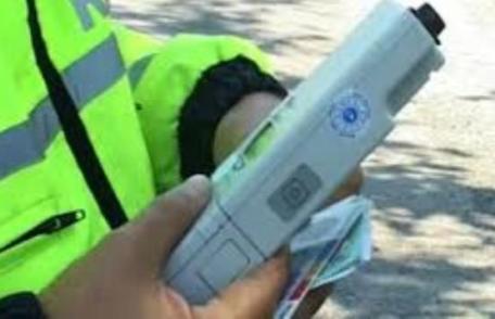 Beat criţă la volanul maşinii pe drumurile publice, fiind un pericol pentru persoanele aflate în trafic şi pietoni