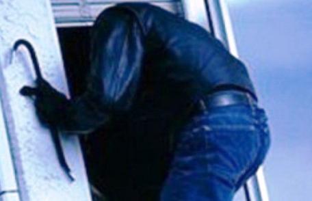 Bărbat din Dorohoi surprins în timp ce încerca să fure dintr-un imobil al Colegiului Național „Grigore Ghica”