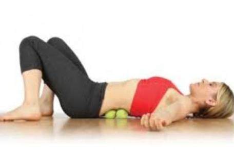 Cum scăpați rapid de durerile de spate cu o simplă minge de tenis