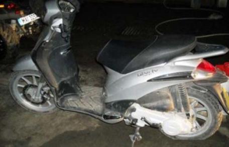 Bărbat prins de polițiști în toiul nopții conducând  fără permis un moped neînmatriculat 