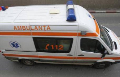 Două persoane au ajuns la spital după ce taxiul cu care circulau a fost lovit în plin de un alt autoturism