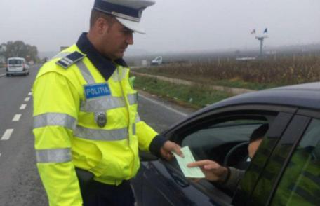 Depistat de poliţişti la volanul maşinii cu piciorul în ghips şi fără permis de conducere